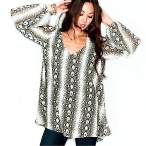 Show Me Your MuMu black white snake reptilian print flowy tunic blouse size S